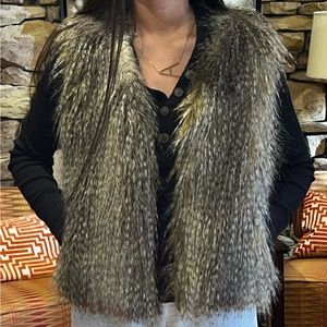 Express Faux Fur Vest. Small. Gently worn. Side pockets. Hook closure.